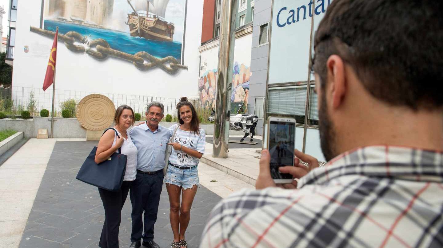 El presidente de Cantabria, Miguel Ángel Revilla, con turistas en Santander.