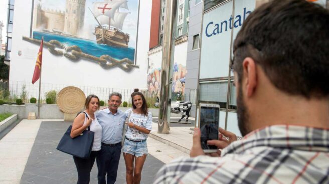 El presidente de Cantabria, Miguel Ángel Revilla, con turistas en Santander.