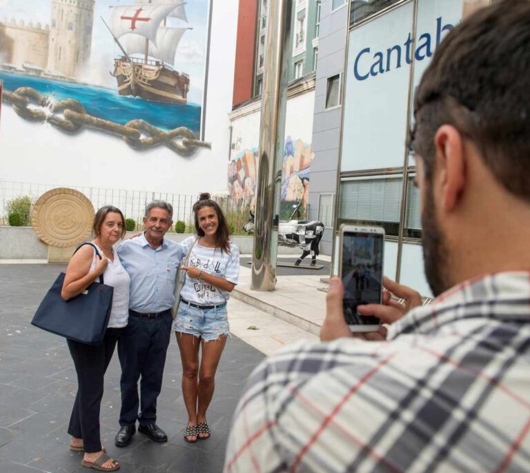 Revilla dedica tres horas a recibir veraneantes en Santander: "Es un placer"
