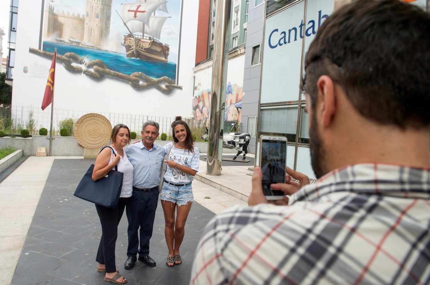 El presidente de Cantabria, Miguel Ángel Revilla, con turistas en Santander.