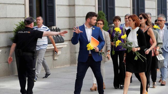 Sesión de investidura: Gabriel Rufián llega con flores amarillas.