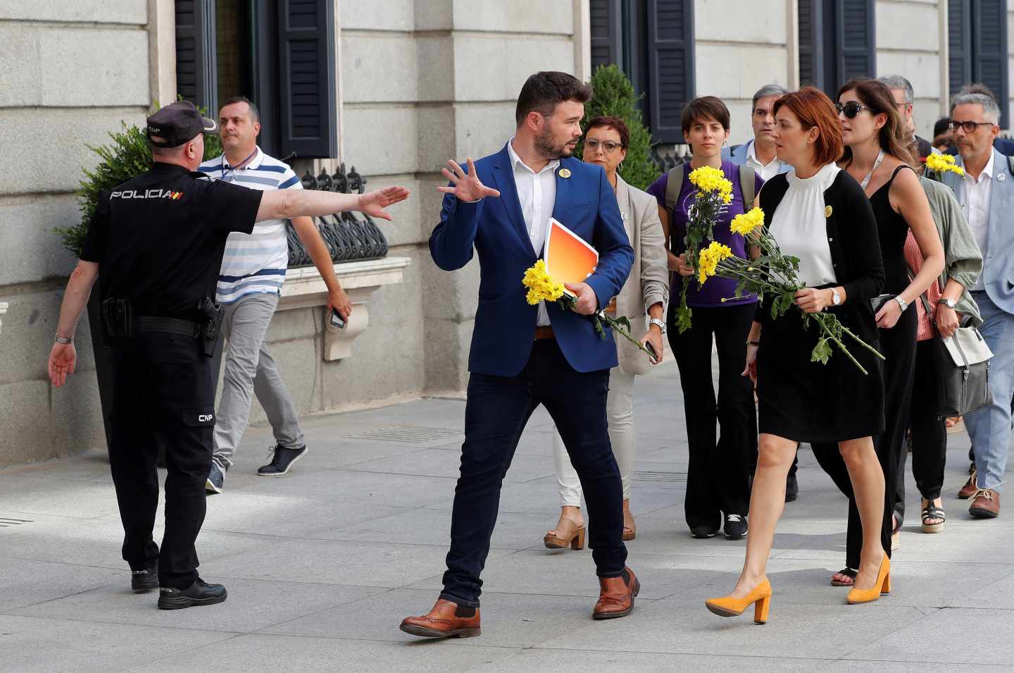 Sesión de investidura: Gabriel Rufián llega con flores amarillas.