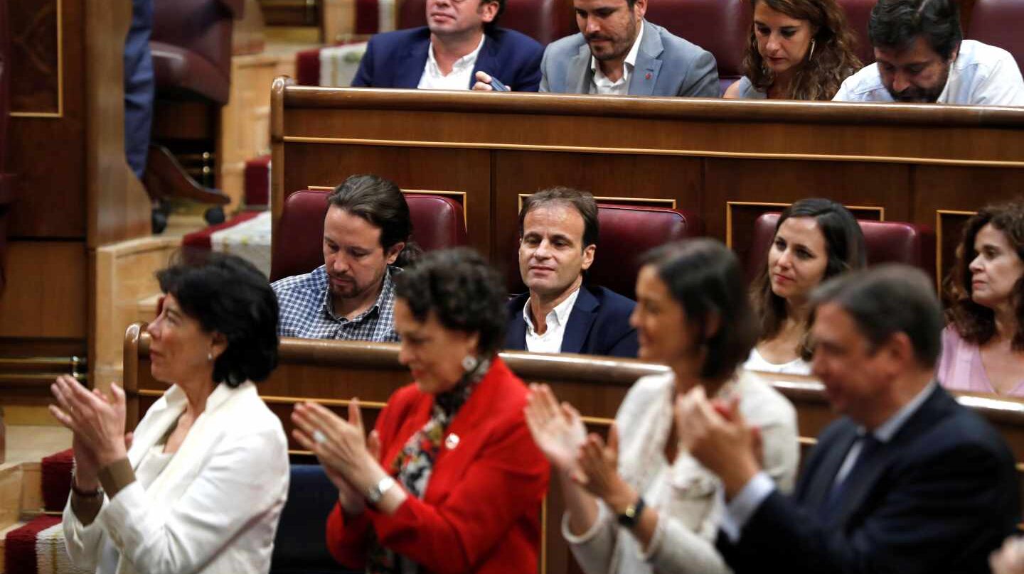 Sesión de investidura: Pablo Iglesias y el grupo de Podemos no aplaude a Pedro Sánchez.