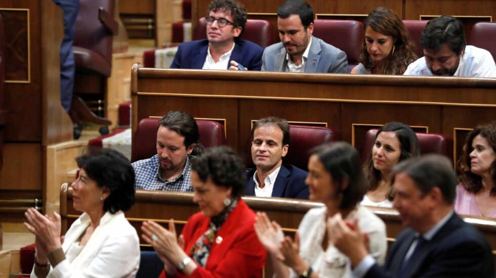 Sesión de investidura: Pablo Iglesias y el grupo de Podemos no aplaude a Pedro Sánchez.