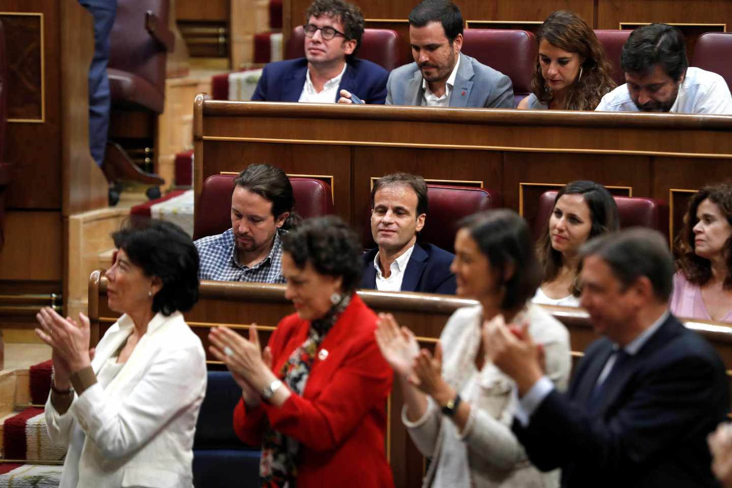 Sesión de investidura: Pablo Iglesias y el grupo de Podemos no aplaude a Pedro Sánchez.