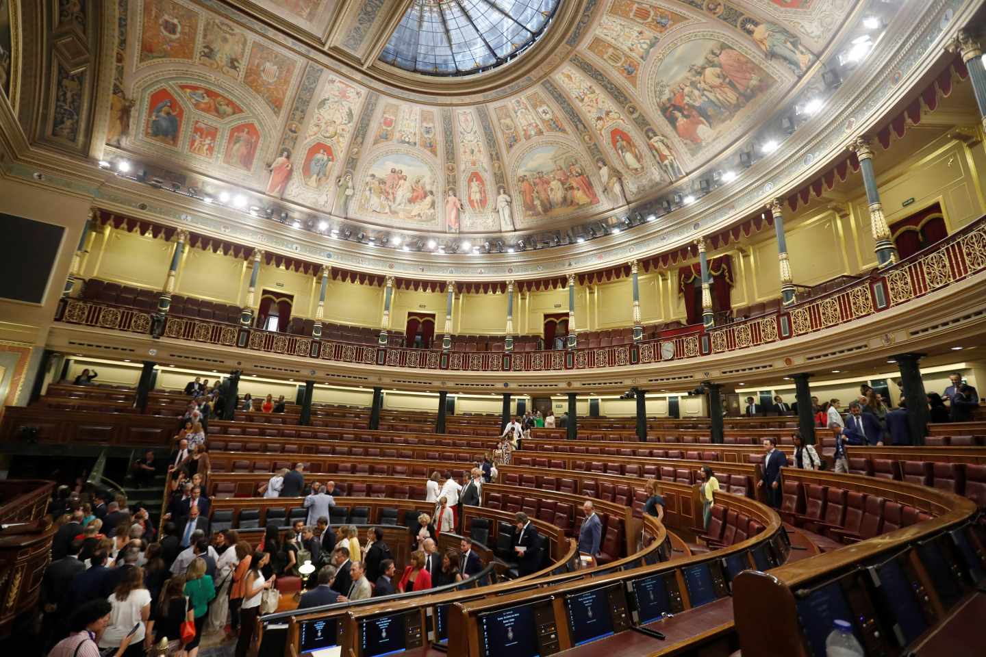 Vista general del hemiciclo del Congreso de los Diputados tras finalizar la segunda votación del debate de investidura.