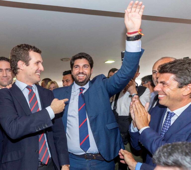 López Miras, investido como presidente de Murcia con el apoyo de PP, Cs y Vox