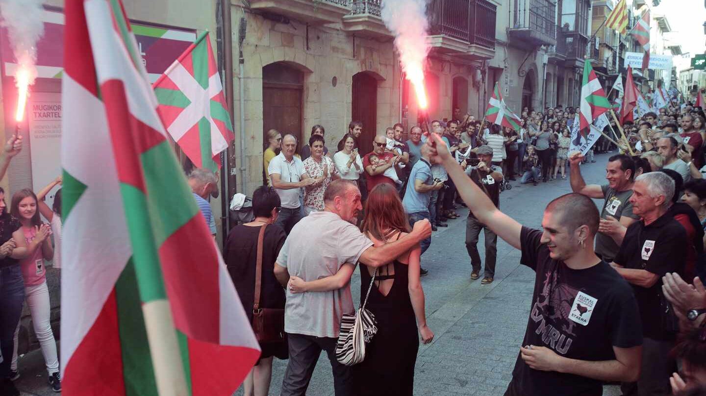 El preso de ETA Xabier Ugarte (en el centro) a su llegada a la localidad guipuzcoana de Oñate el pasado domingo.