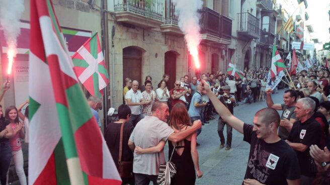 El preso de ETA Xabier Ugarte (en el centro) a su llegada a la localidad guipuzcoana de Oñate el pasado domingo. El preso de ETA Xabier Ugarte (en el centro) a su llegada a la localidad guipuzcoana de Oñate el pasado domingo.