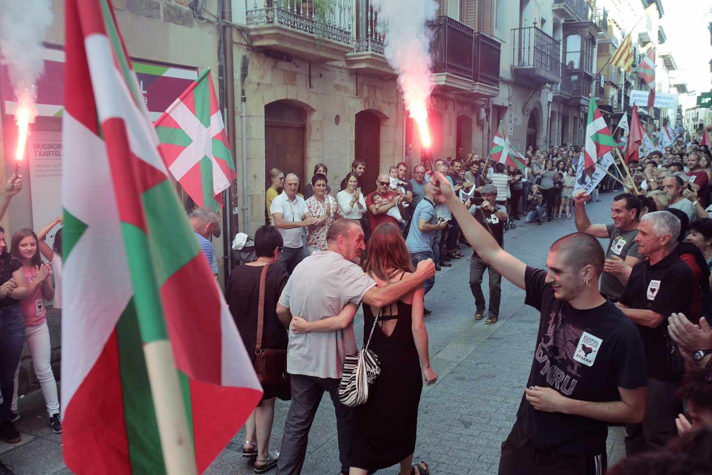 El preso de ETA Xabier Ugarte (en el centro) a su llegada a la localidad guipuzcoana de Oñate el pasado domingo.