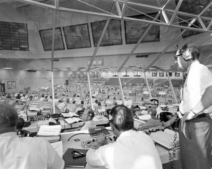 Desde la sala de control del Centro de vuelo espacial Kennedy (KSC), el teniente general Samuel C. Phillips, director del programa Apolo, supervisa las actividades previas al lanzamiento | NASA