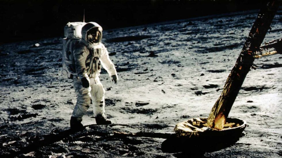 Buzz Aldrin se acerca a una de las patas del módulo lunar | NASA