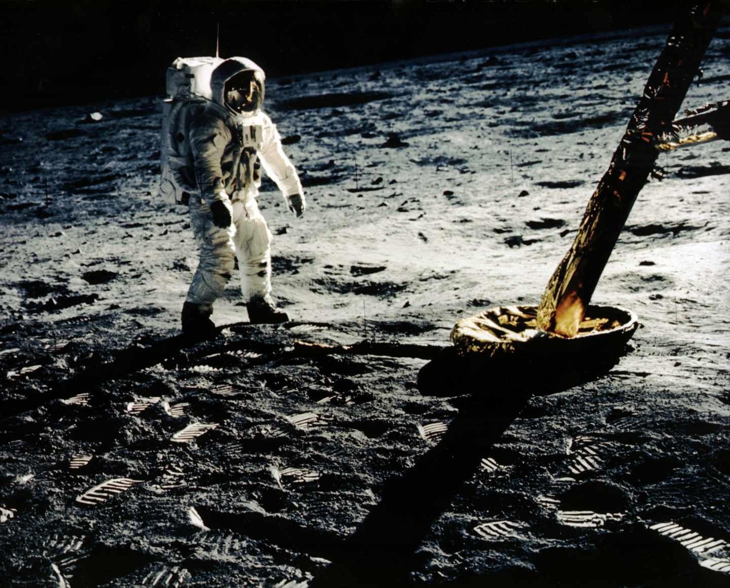 Buzz Aldrin se acerca a una de las patas del módulo lunar | NASA
