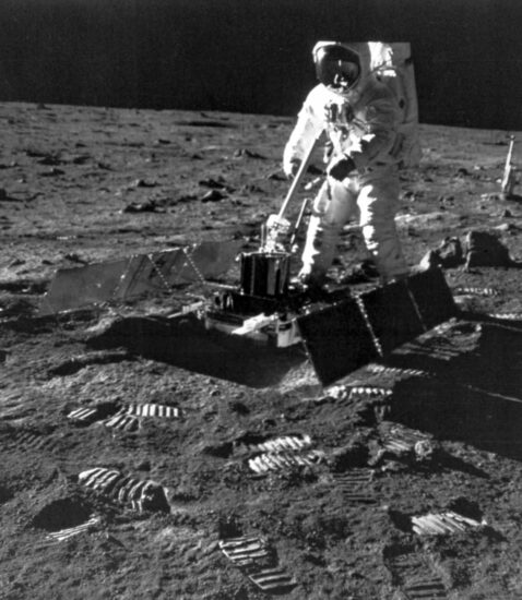 Armstrong y Aldrin estuvieron dos horas y media en la superficie lunar y recolectaron 21 kilos de muestras | NASA