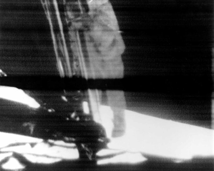 El momento en el que Armstrong baja del módulo para dar el primer paso de la humanidad en la luna | NASA