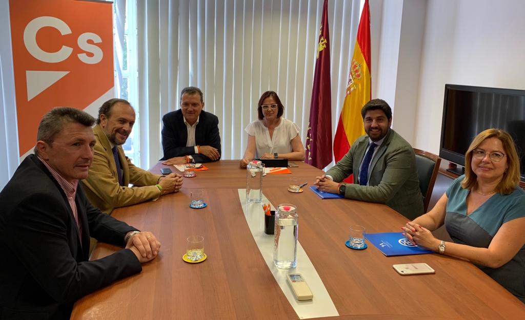 Los equipos negociadores de PP, Ciudadanos y Vox reunidos en Murcia.