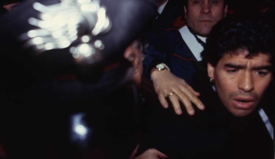 Maradona abandona un tribunal de Nápoles en 1991