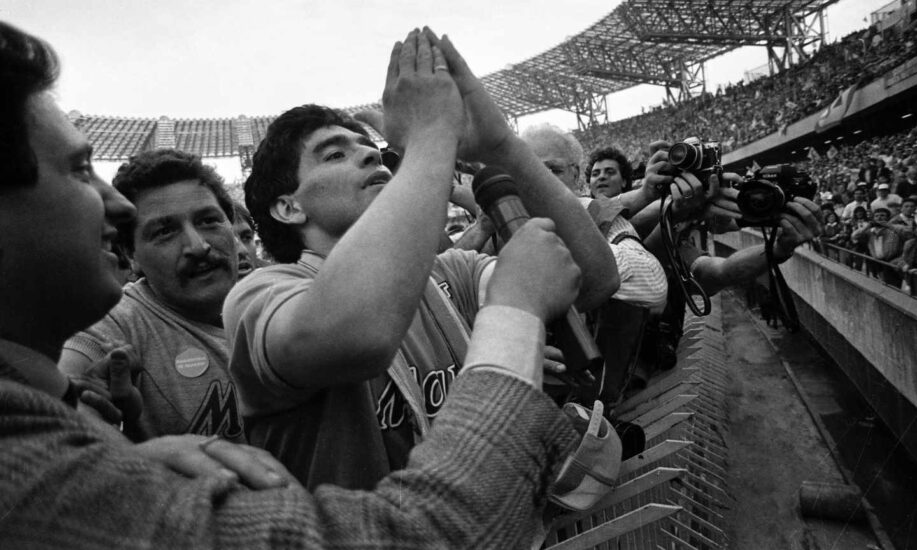 Maradona ante la hinchada del Nápoles