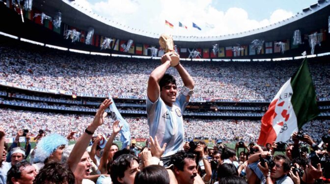 Maradona, Di Stéfano, Pelé y Messi: la mesa de los grandes del fútbol mundial