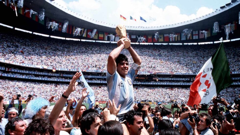 Maradona con la copa de campeón del mundo en 1986. Getty