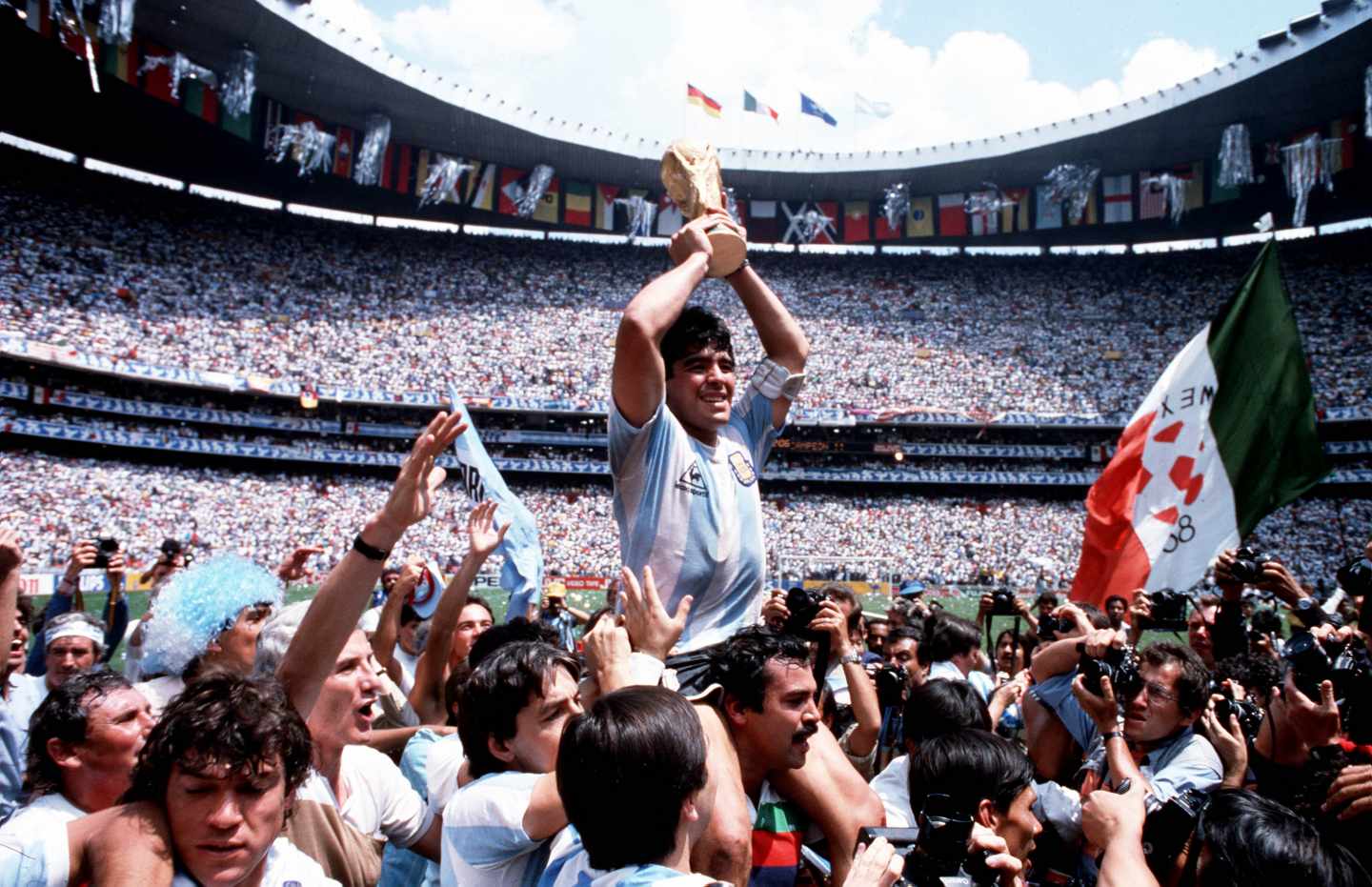Maradona con la copa de campeón del mundo en 1986. Getty