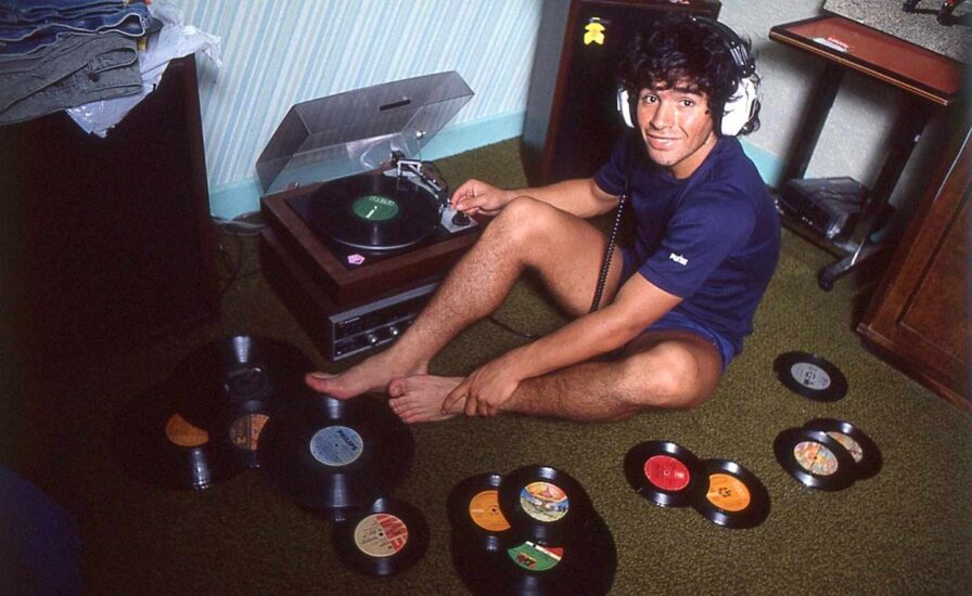 Maradona con discos de vinilo en 1980