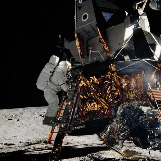 El astronauta Alan L. Bean subiendo al módulo lunar durante la misión Apolo 12 | NASA