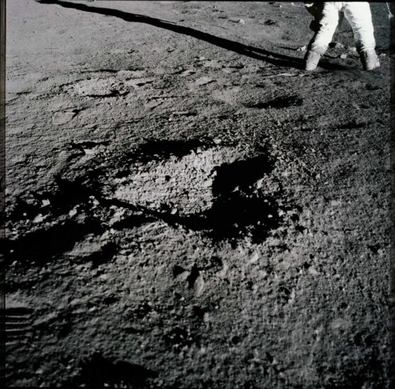 Un pequeño cráter en la superficie lunar durante la misión Apolo 12 en noviembre de 1969 | NASA