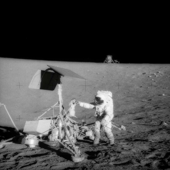 Fotografía de la misión Apolo 12 en noviembre de 1969 con el módulo lunar al fondo | NASA