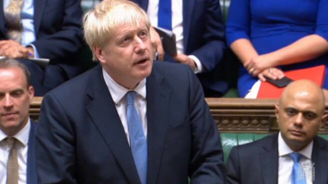 Boris Johnson, primer ministro, flanqueado por Sajiv Javid y Dominic Raab, en el Parlamento británico