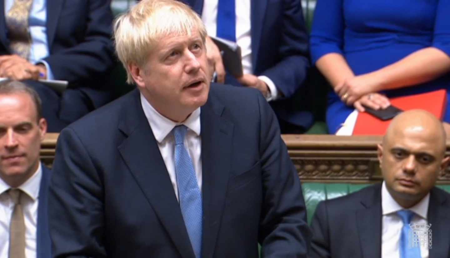 Boris Johnson, primer ministro, flanqueado por Sajiv Javid y Dominic Raab, en el Parlamento británico