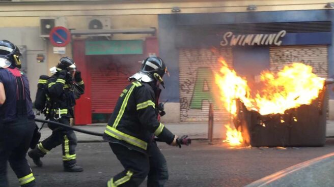 Así apagan los bomberos un contenedor ardiendo en el centro de Madrid