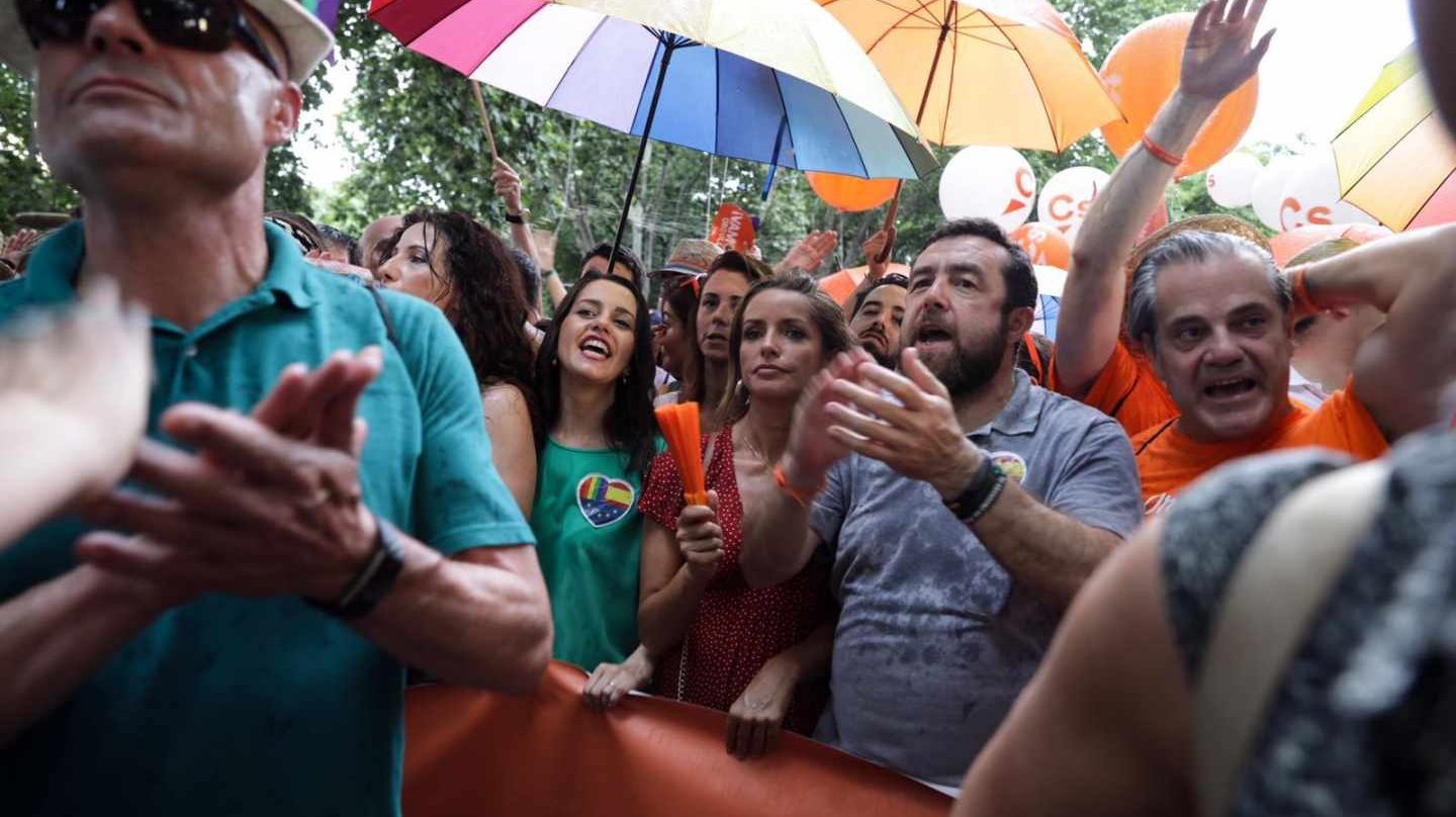 Cabecera de la comitiva de Ciudadanos durante el Orgullo Gay, con Inés Arrimadas y Patricia Reyes en el centro