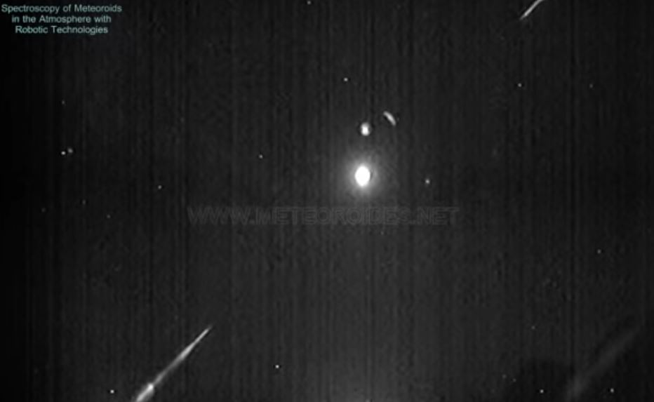Imágen de la roca procedente de un asteroide impacta contra la atmósfera.