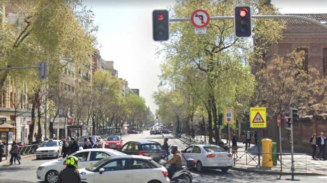 Cruce entre las calles Conde de Peñalver y Juan Bravo.