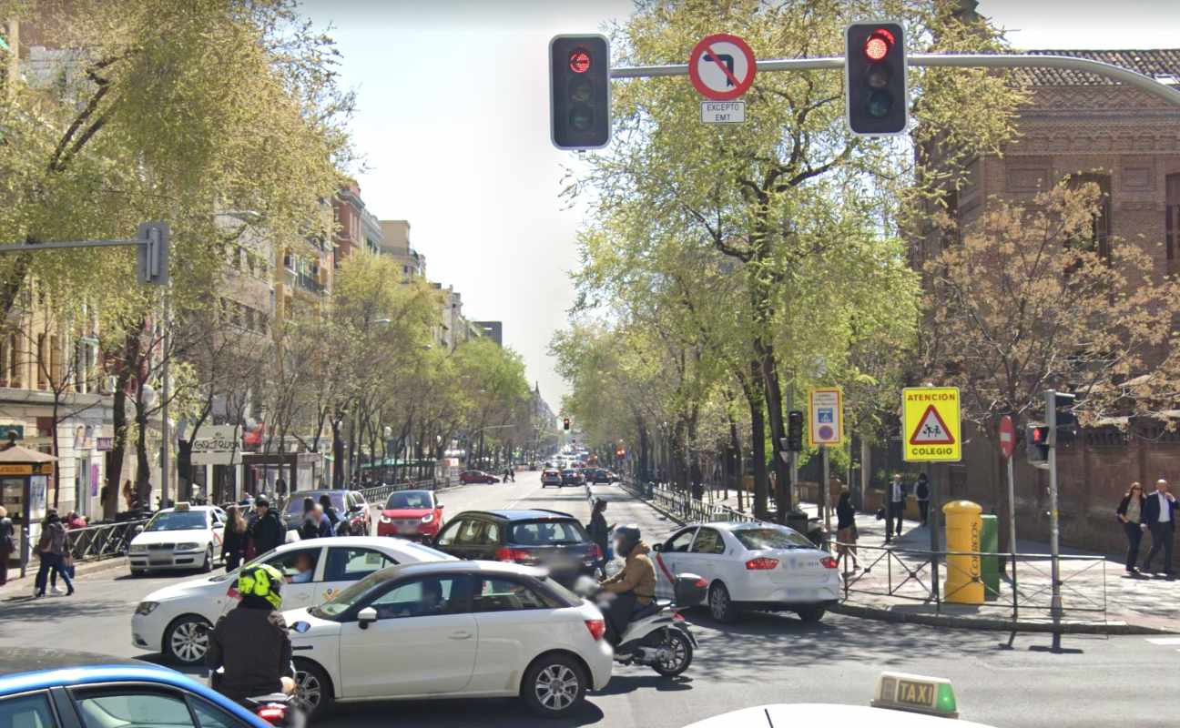 Cruce entre las calles Conde de Peñalver y Juan Bravo.