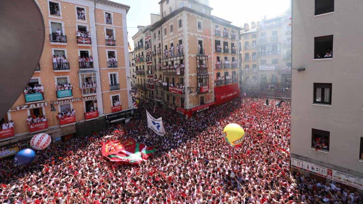 Chupinazo en la Plaza del Ayuntamiento en Pamplona.