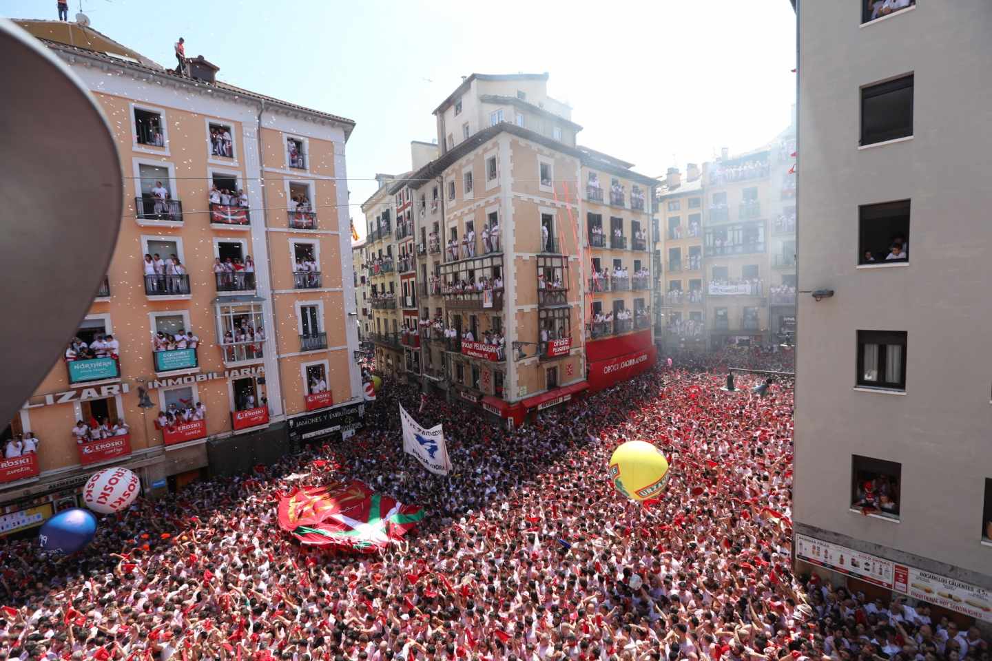 Ikurriñas y pancartas por los presos en el chupinazo de los Sanfermines