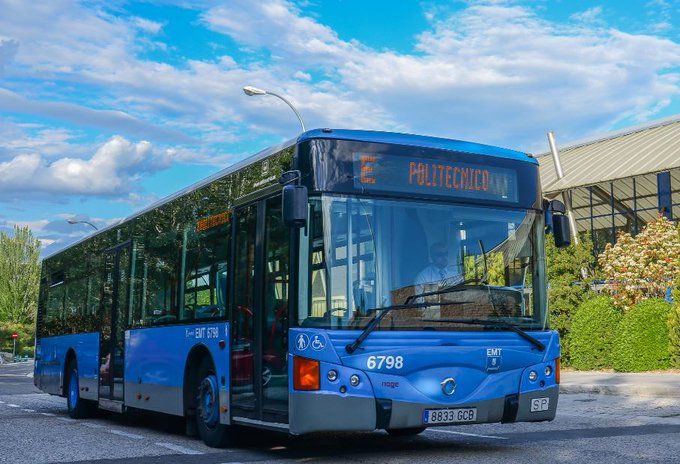 Detenido un hombre por agredir e insultar a una mujer negra en un autobús de la EMT