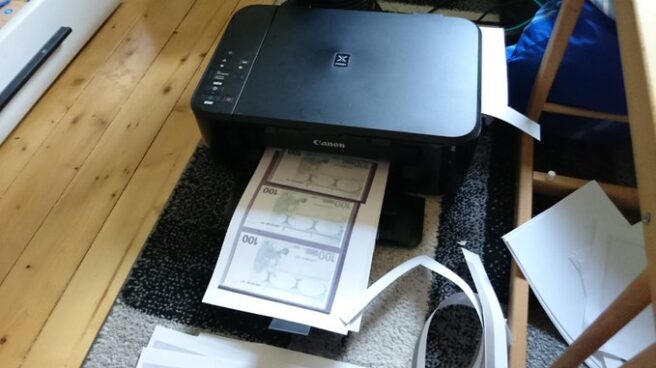 Una mujer trata de comprar un Audi con fotocopias de billetes que imprimió en casa