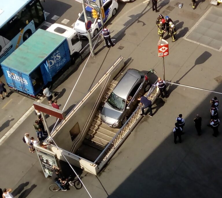Entra con su coche en una boca de metro de Barcelona creyendo que era un parking