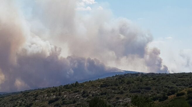 Nueve desalojados de dos viviendas en la zona afectada por el incendio en Alicante