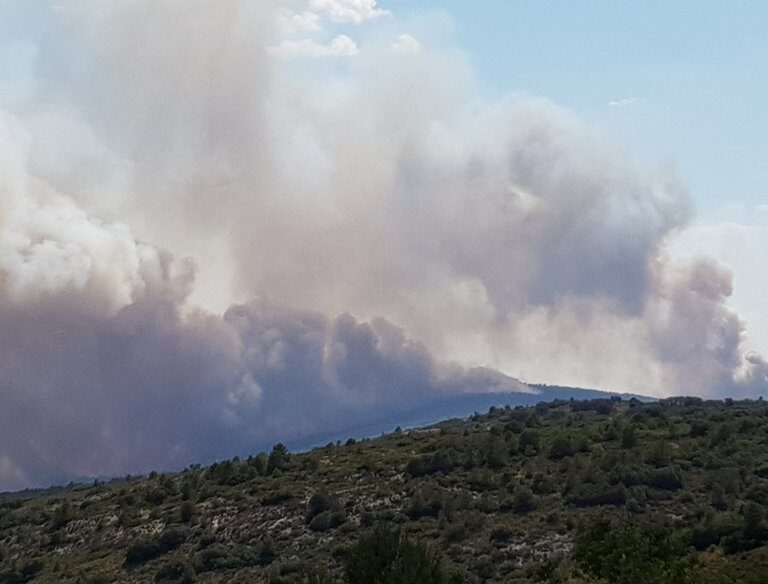 Nueve desalojados de dos viviendas en la zona afectada por el incendio en Alicante