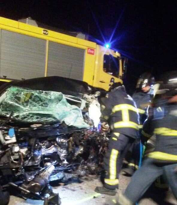 Muere un hombre que conducía en dirección contraria en Gijón y deja cinco heridos