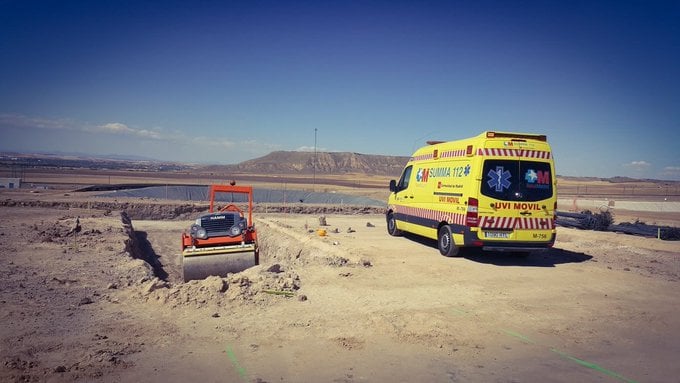 Imagen de la ambulancia del SUMMA 112 que ha atendido al trabajador de 45 años que ha sido atropellado accidentalmente por una apisonadora en Loeches.