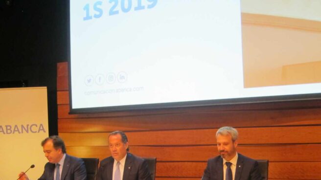 El presidente de Abanca, Juan Carlos Escotet (centro). en la presentación de resultados.