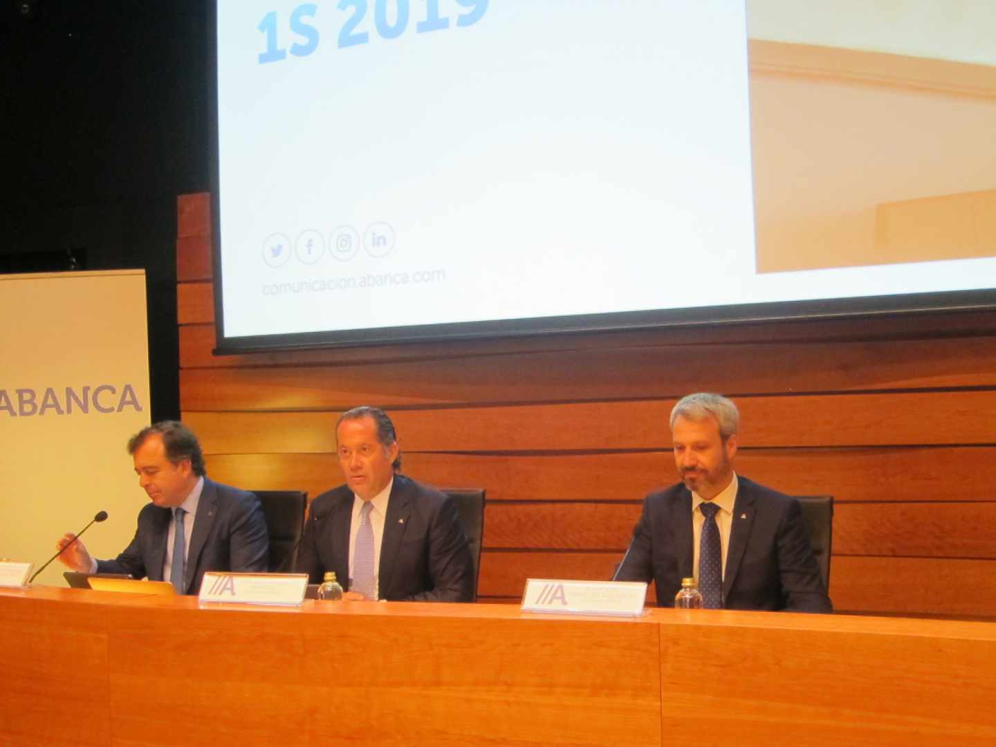 El presidente de Abanca, Juan Carlos Escotet (centro). en la presentación de resultados.