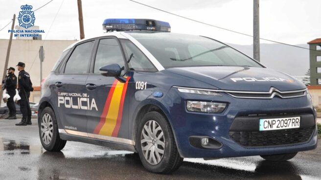 Detenido por grabarse conduciendo con una mano y sacar el cuerpo por la ventanilla