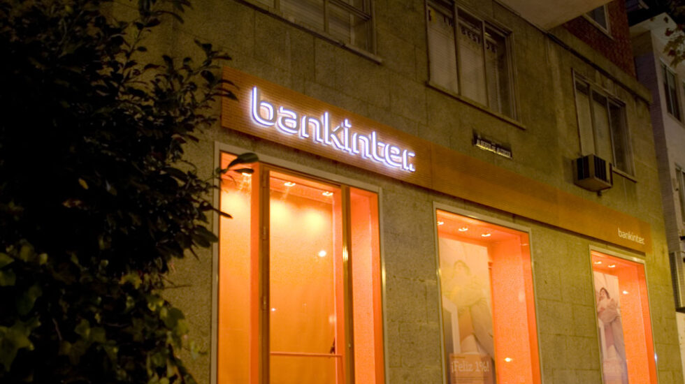 Bankinter eleva su beneficio un 18,4% tras integrar Evo y Avantcard.