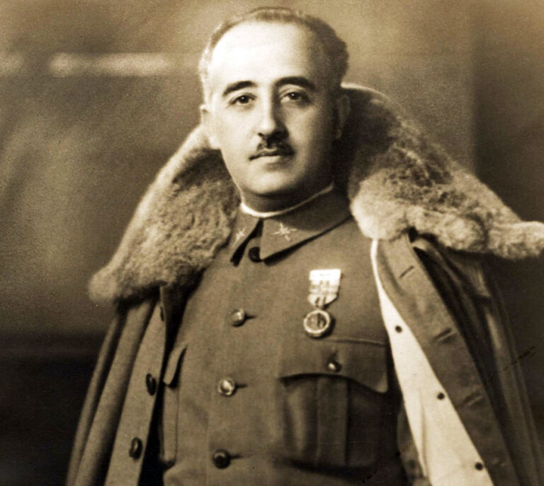 La familia Franco vende dos joyas de diamantes y esmeraldas por 168.000 euros